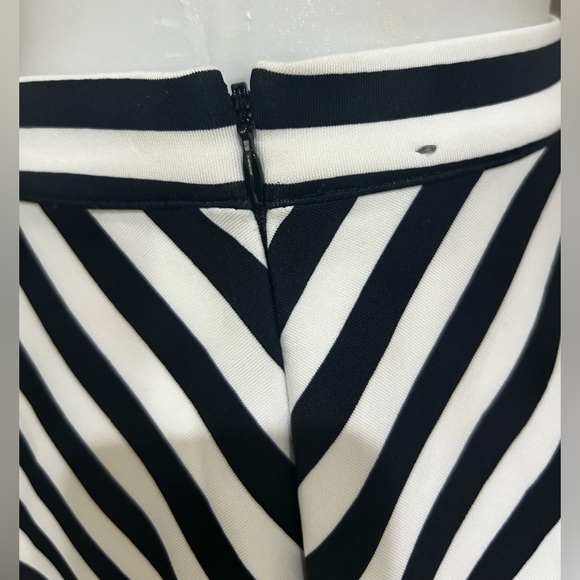 Abercrombie & Fitch Striped Black & White Raw Hem Mini Skirt Size S - Picture 4 of 12